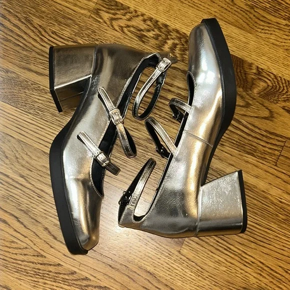 Beautiful Ladies Silver Mary Jane’s - Picture 4 of 8